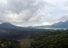 Vulkaan Gunung Batur met rechts het Danau Batur Meer